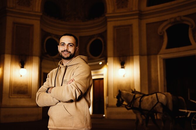 1.5 Hour Cinematic Style Portrait Photoshoot and Tour in Vienna - Hofburg Palace gates and the horse-carriage moment