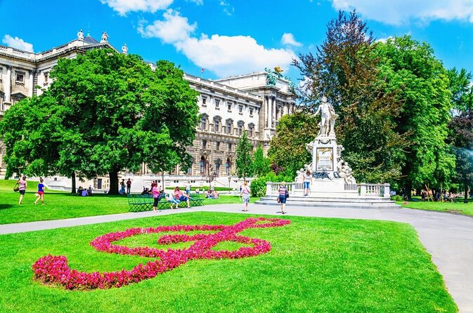 A box for a romantic walk in the city center of Vienna - Key things to know before you go