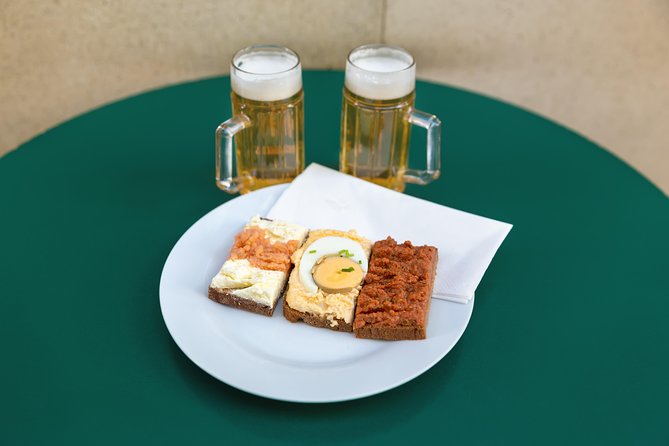 Best of Food Tour Vienna - Kipferlhaus: private wine tasting to close the loop