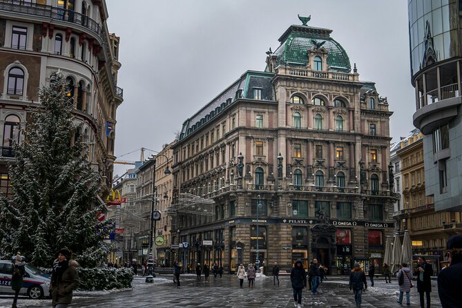 Christmas Walk Vienna : 5 Markets & Old Town in 3h (EN/DE) - Spittelberg’s narrow streets: crafts, smells, and a mulled-drink stop