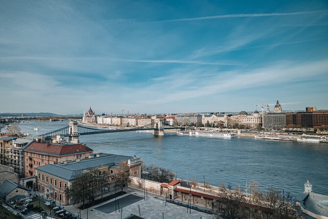 Day Trip to Budapest and Bratislava From Vienna - Széchenyi Chain Bridge and St. Stephen’s Basilica: the day’s closing highlights