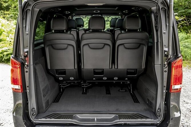 Departure by Private Minivan from Vienna to Vienna Airport VIE - Meet-and-greet handoff: how curbside pickup saves real minutes