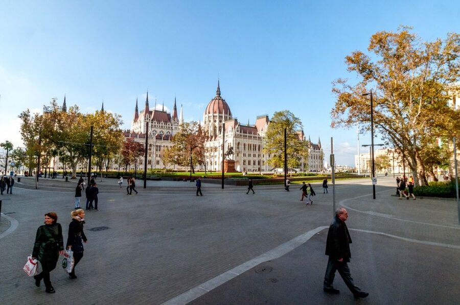 From Vienna: Guided Day Trip to Budapest - Vienna to Budapest by Coach: Turning a Long Ride into Sightseeing