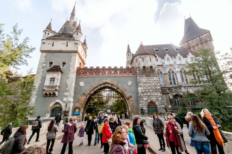 From Vienna: Guided Day Trip to Budapest - Guides and Group Energy: What the Day Feels Like