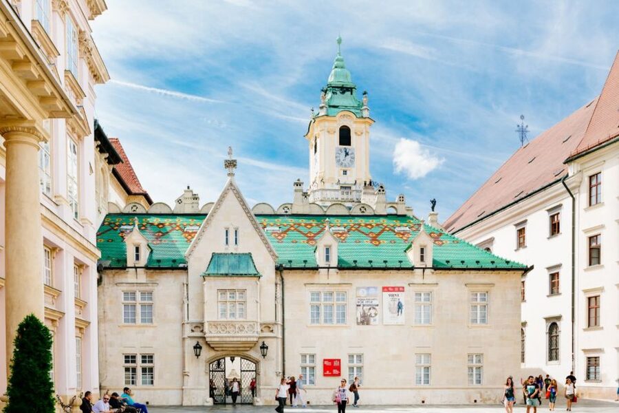 From Vienna: Guided Tour to Bratislava with Speed Boat Ride - Optional Oldtimer Ride to the Castle: The Fun Upgrade