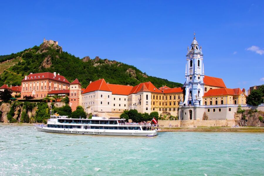 From Vienna: Wachau Valley Day Tour with Wine Tasting - Guides matter: why the day feels fun instead of stiff