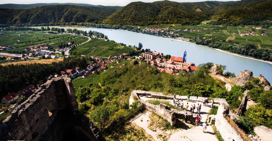 From Vienna: Wachau Valley Day Tour with Wine Tasting - Dürnstein: your medieval town hour and the first taste
