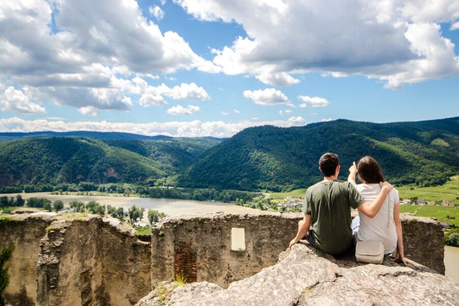 From Vienna: Wachau Valley Day Tour with Wine Tasting - Weißenkirchen: lunch break and why this stop matters