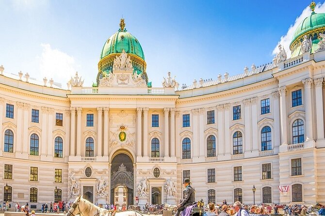Fun & mobile scavenger hunt through Vienna - Stop 4: Wiener Staatsoper and the “big building” energy