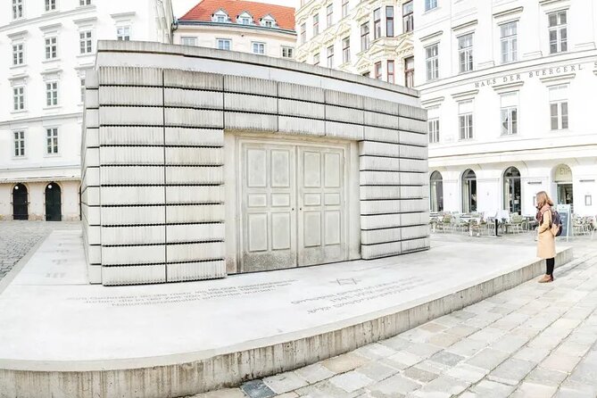 Historical Hitler Walking Tour of Vienna - Heldenplatz: The 1938 Speech Moment in a Real Square