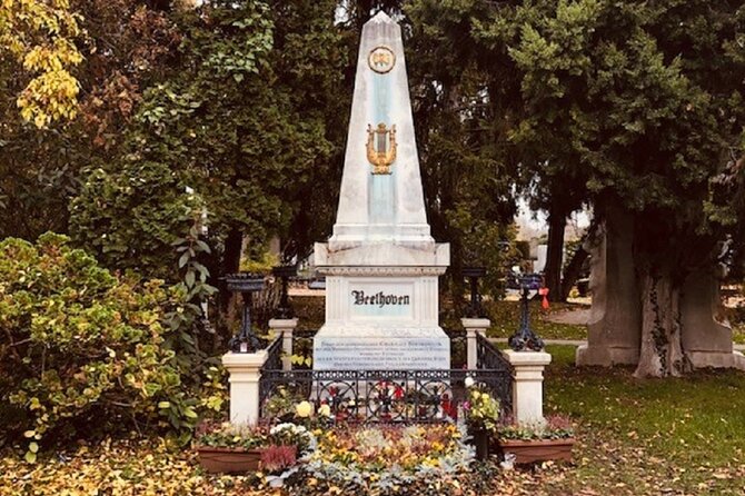 Mobile puzzle rally tour at the Vienna Central Cemetery - The cemetery’s size becomes part of the game