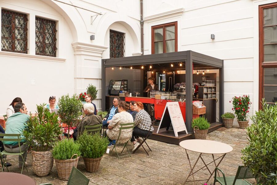 Palais Lobkowitz Audio Guide Tour - Baroque architecture: what to watch for during your walk