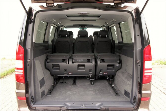 Private airport transfer in Vienna for up to 8 people in minibus - Finding your driver: the airport, hotel lobby, and port rules