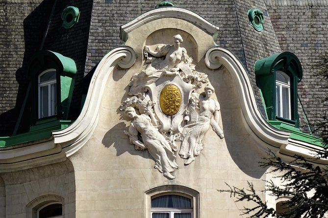 Private Klimt & Vienna Art Walk — From Baroque to Secession - Belvedere Museum: wrought-iron gates, Klimt’s Kiss, and those layered gardens