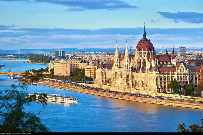Private tour of Budapest with transfer from Vienna, Local Guide - Buda Castle and Castle Hill: your best skyline start