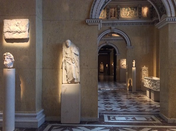Private Tour of the Kunsthistorisches Museum: Secrets of Masterpieces | Tickets included - Cabinets of curiosities: small objects that force better looking
