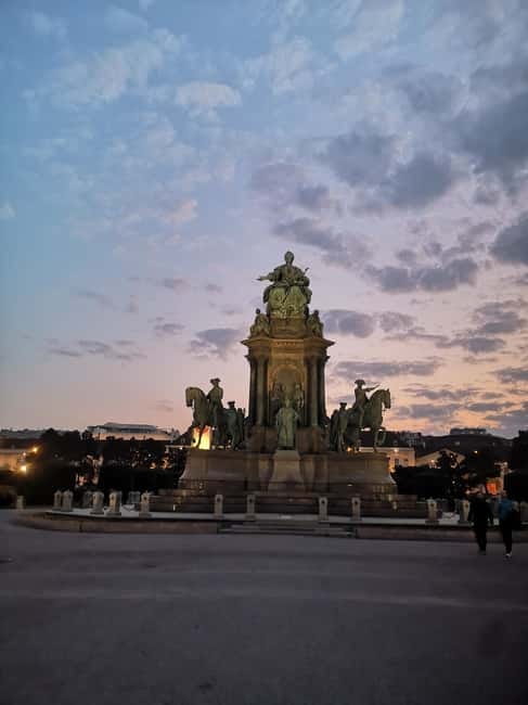 Scandals, affaires & anecdotes in Vienna - Finding the group: Helmut-Zilk-Platz to Palais Coburg