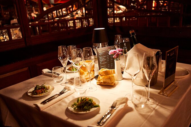 Strauss Dinner Show - Seats and sightlines at a dinner show