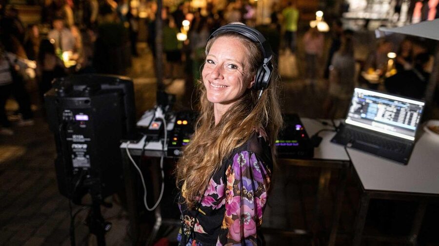 Vienna: 3.5-Hour Danube 70s, 80s, 90s Party Cruise w/ Dinner - DJ Mel Merio and the live music party flow