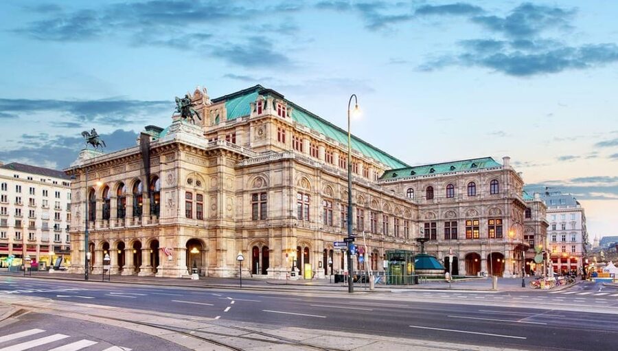 Vienna Audioguide - TravelMate app for your smartphone - Hofburg and Maria-Theresien-Platz: imperial scale with context