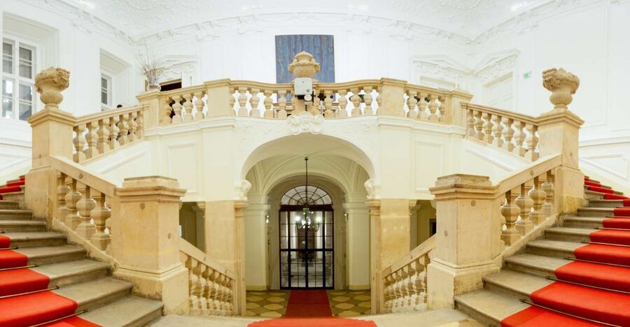 Vienna: Baroque Orchestra Concert and Dinner - Café Landtmann dinner: Viennese comfort food with real coffeehouse fame