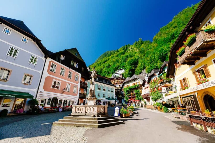 Vienna/Bratislava: Traunkirchen, Hallstatt & Salzburg Tour - Traunkirchen on Lake Traunsee: a calm pause when it’s available