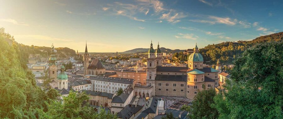 Vienna/Bratislava: Traunkirchen, Hallstatt & Salzburg Tour - Hallstatt: how to use your two hours for real satisfaction