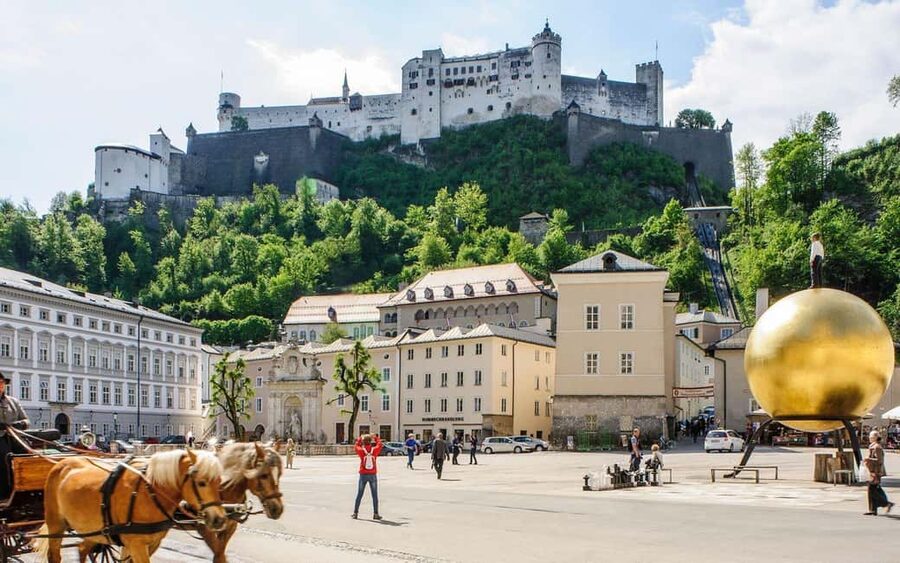 Vienna/Bratislava: Traunkirchen, Hallstatt & Salzburg Tour - Picture strategy: turning timed stops into better photos