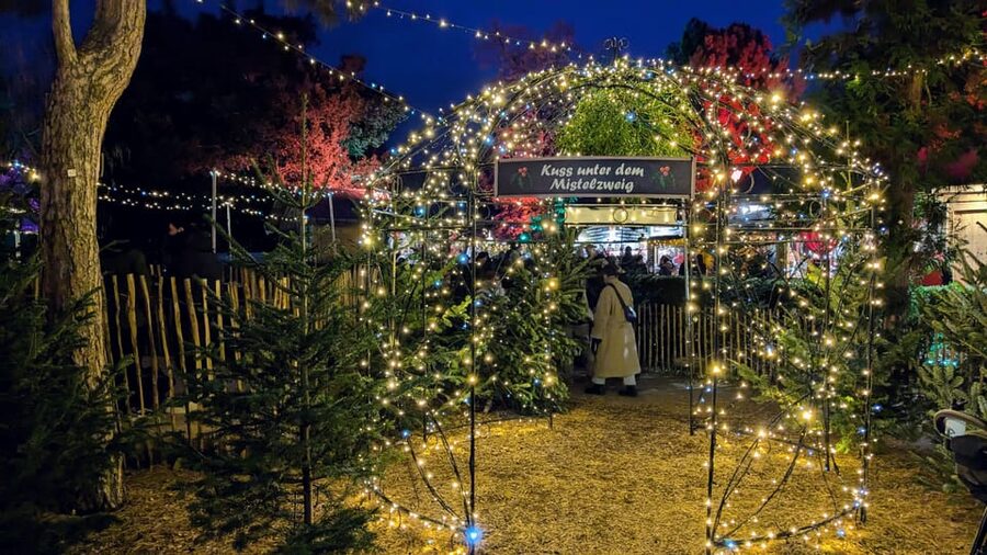 Vienna: Christmas Market Food and Drinks Tour - Stop 2 in the 7th district: the sweet side of Austrian winter