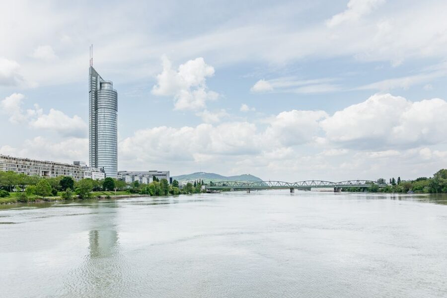 Vienna: City Cruise with Optional Lunch - Onboard screens and English/German guidance: how to actually enjoy it