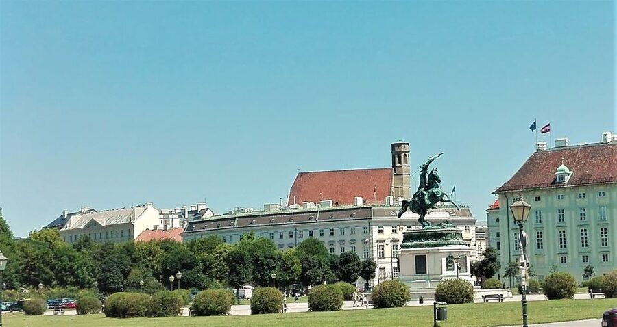 Vienna: City Highlights Guided Walking Tour & Old Town - Choosing Your Start: Römermuseum or Carré d’artistes Wien
