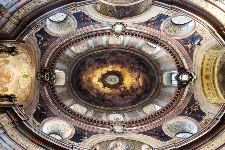 Vienna: Classic Ensemble Vienna in St. Peter's Church Ticket - Practical Tips: Clothing, Phones, and Church Comfort