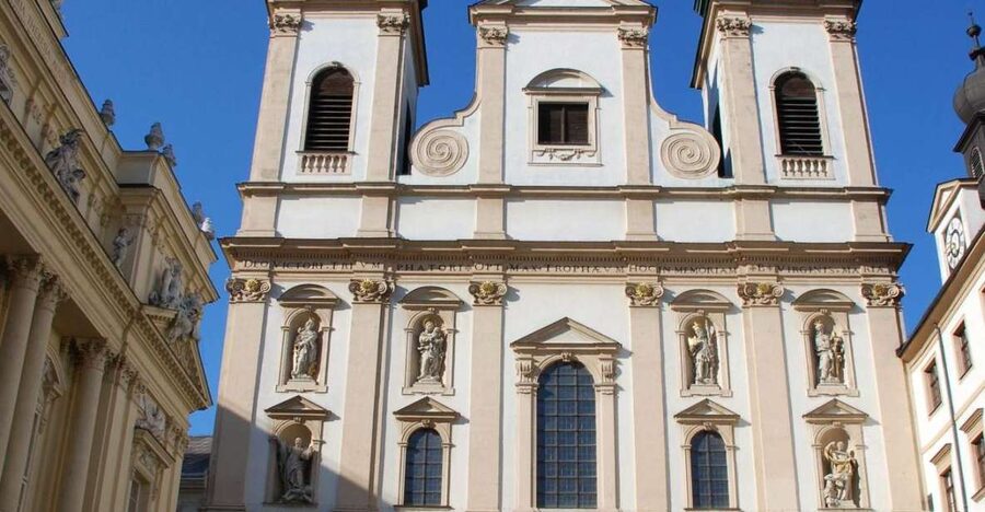 Vienna: Courtyards & Hidden Places Walking Tour - St. Stephen’s Cathedral and Stephansplatz: the loud landmark with quiet context