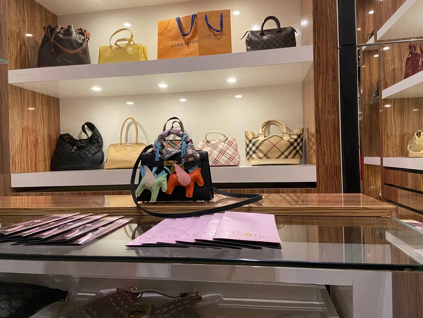 Vienna: Designer Fashion Time Capsule Experience - Shopping window: buying fashion history in one focused moment