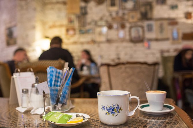 Vienna for Food Lovers: Cafés, Markets & Austrian Cuisine - Café Korb: a traditional coffeehouse moment with strudel