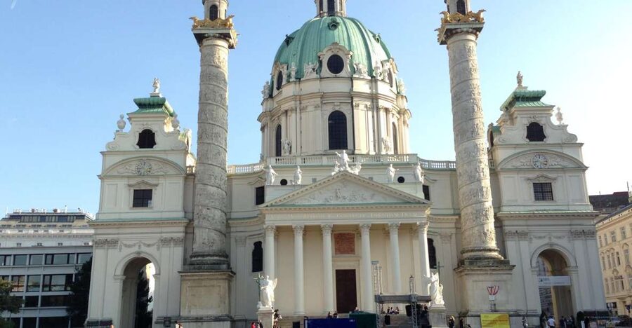 Vienna: Guided E-Bike Tour - From Franz-Josefs-Kai 45 to Danube Island: start with the breezy stuff