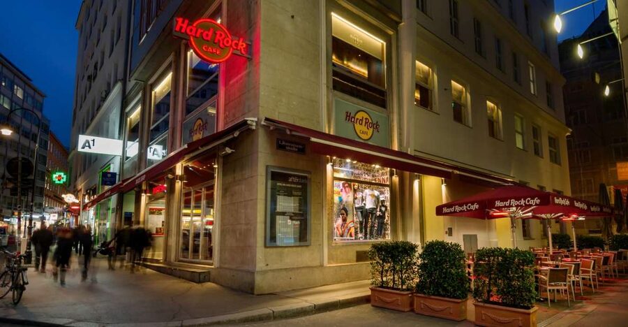 Vienna: Hard Rock Cafe with Set Menu for Lunch or Dinner - Hard Rock Cafe Vienna: Priority Seating in a Classic-and-Modern Room