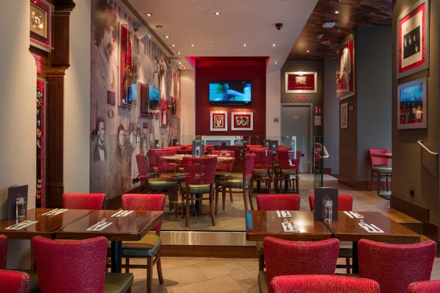 Vienna: Hard Rock Cafe with Set Menu for Lunch or Dinner - The Vienna Memorabilia Experience: Music-Cafe Energy With Local Touch