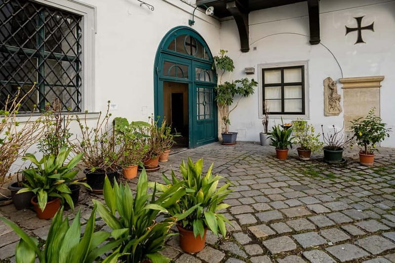 Vienna: Hidden courtyards Guided walking tour - Starting Behind St. Stephen’s at Zahnwehherrgott
