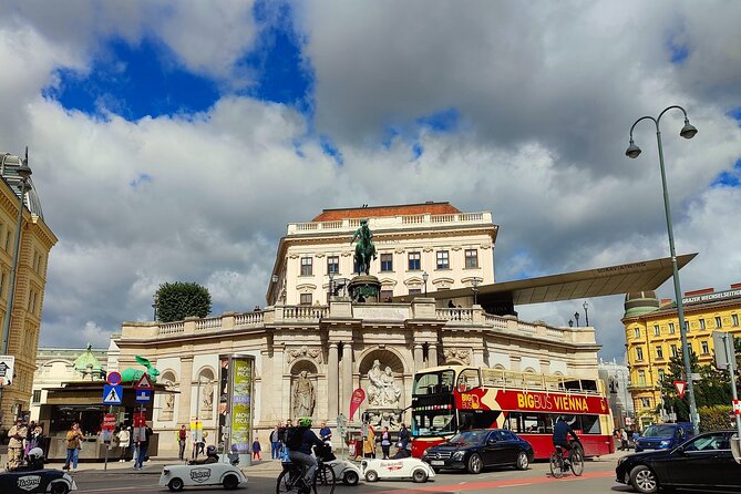 Vienna Highlight Tour - yue walk - Stallburg and Lipizzaner horses: the view without the ticket pressure