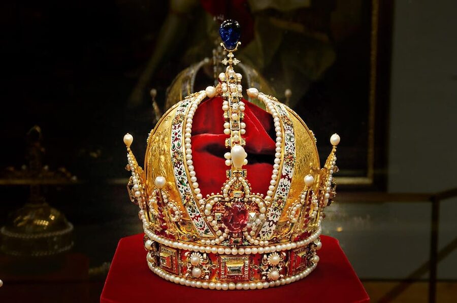 Vienna: Imperial Treasury & New Hofburg Palace Combo Ticket - Where to Start: Neue Hofburg / Weltmuseum Wien or Schweizerhof