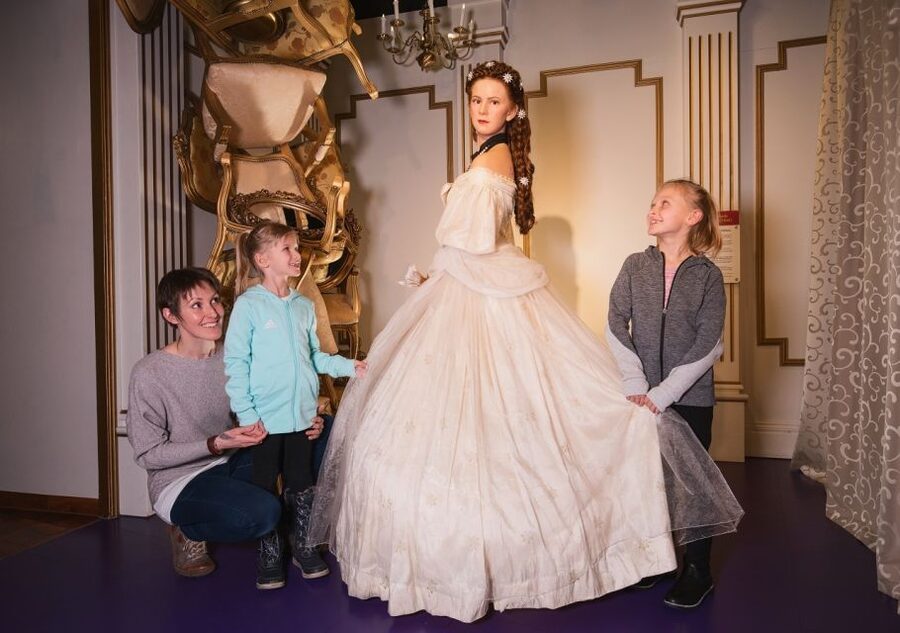 Vienna: Madame Tussauds Admission Ticket - Entering the red carpet: how to get the best photos fast