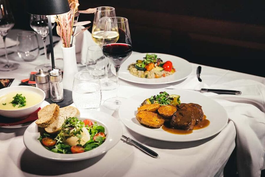 Vienna: Mirage Magic Dinner Show - How the 3-hour evening typically unfolds