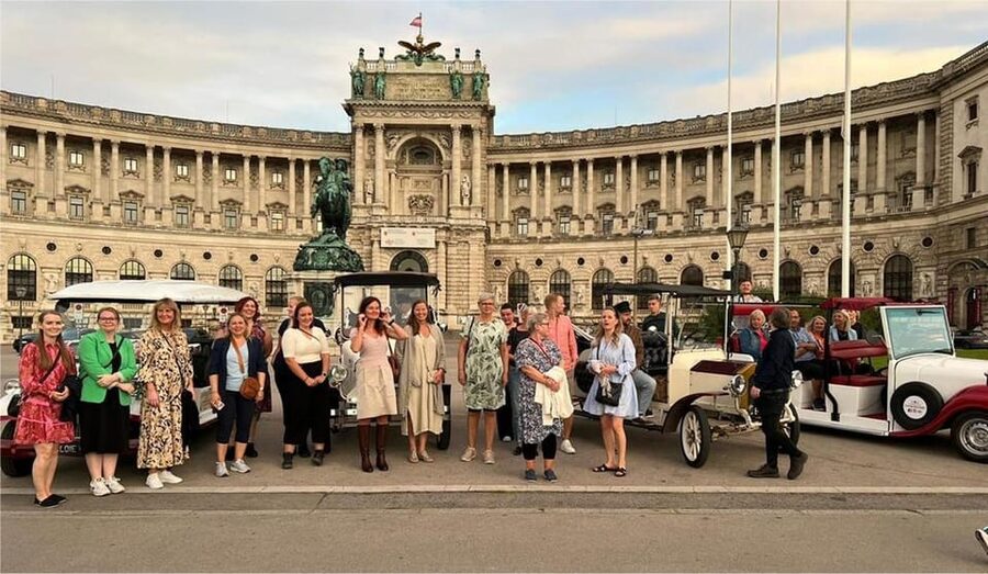 Vienna: Old Town Sightseeing Tour in a Vintage-Style E-Car - Vienna in one hour: why this e-car tour works