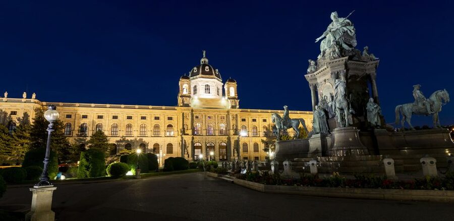 Vienna: Panoramic Night Tour by Bus - Ringstrasse in Night Mode: The Landmarks You See From the Bus