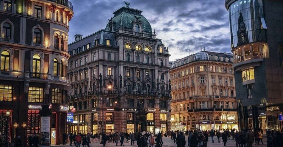Vienna Private Walking Tour including State Opera - Stephansplatz and Stephansdom: your orientation point
