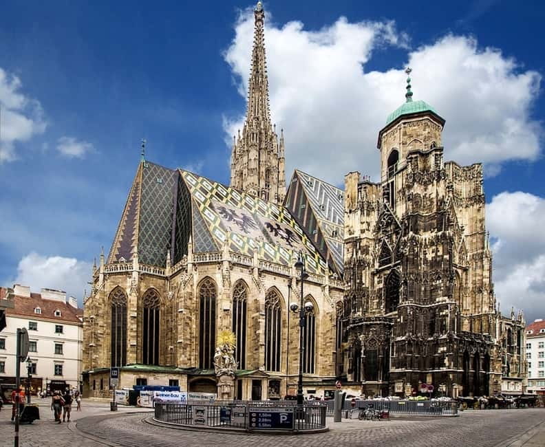 Vienna: Sightseeing Tour in an 8 seats electric classic car - Getting On Board: Meet Point and Start/End Area