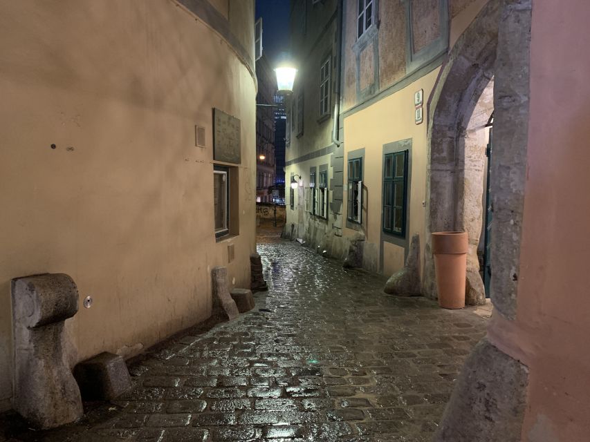 Vienna: Spooky Ghost Tour in English - Countess Bathory and the legend questions that drive the stories