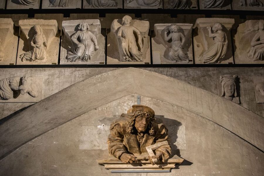 Vienna: St. Stephan's Cathedral Guided Tour - Inside the cathedral: stories that make the main room click