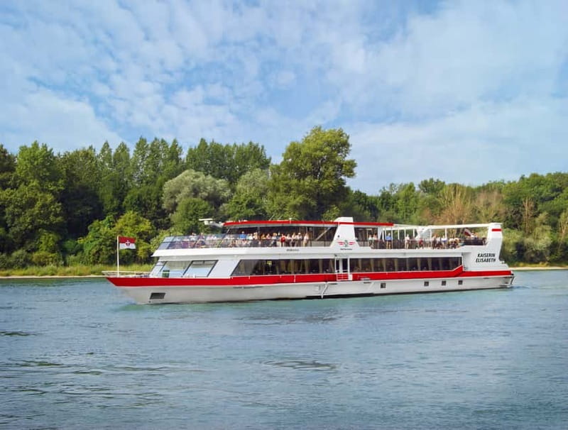 Vienna: Sunset Summer Cruise - Live music on board: the mood maker